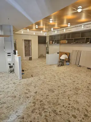 Locale con il pavimento effetto graniglia in posa
