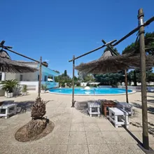 I gazebo di paglia a bordo piscina