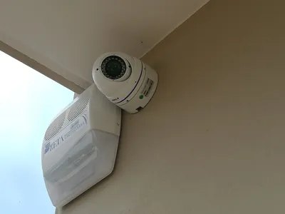 Telecamera a cupola e sirena Zeta Tecnica sotto la gronda di una casa